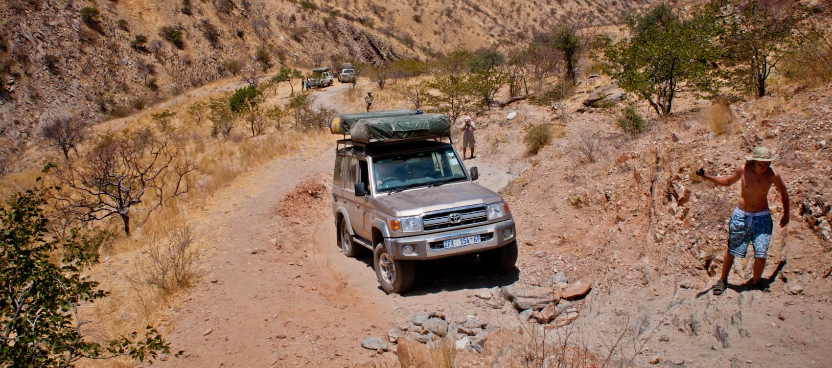 Przekroczymy ją i podejmiemy się wjazdu na najtrudniejszą przełęcz Namibii, jakim jest Van Zyll. Po całodziennym off-roadzie opuszczamy tereny plemiona Himba i jedziemy do wodospadów Epupa Falls.