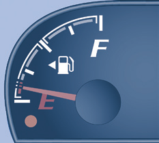 Rezerwa w zbiorniku paliwa na początku alarmu wynosi około: - 10 litrów w zbiornikach o pojemności 60 i 90 litrów, - 12 litrów w zbiorniku o pojemności 125 litrów.