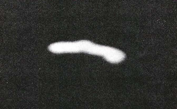 S-4034 Rys. S5(b) z tomu 15 monografii [1/5]: Prezentuje zdjęcie kapsuły dwukomorowej UFO działającej w trybie "dominacji strumienia zewnętrznego" utrwalonej w nocy.