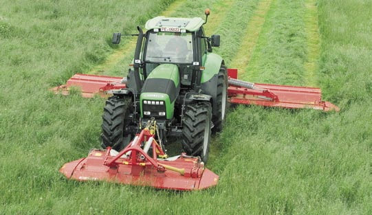 Podnoszenie jednostek tnących jest seryjnie sterowane przez dwa działające jednokierunkowo przyłącza hydrauliczne ciągnika.