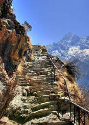 strony Poon Hill (3,210m / 10,529ft), który jest najbardziej popularnym miejscem trekkingu w regionie Annapurny.