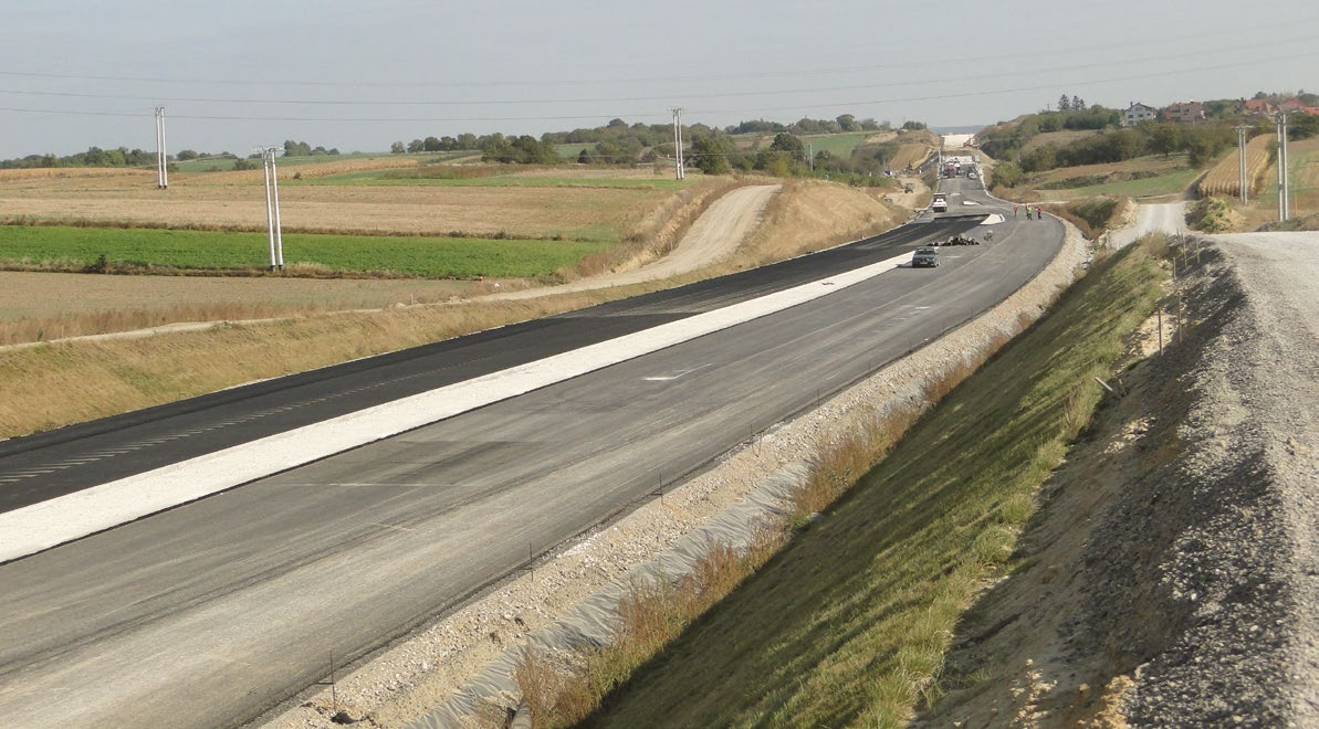 Geosyntetyki GEOPRODUKTY SYNTETYCZNE I NATURALNE Zastosowanie Geosyntetyki to produkty polimerowe charakteryzujące się wysoką trwałością.