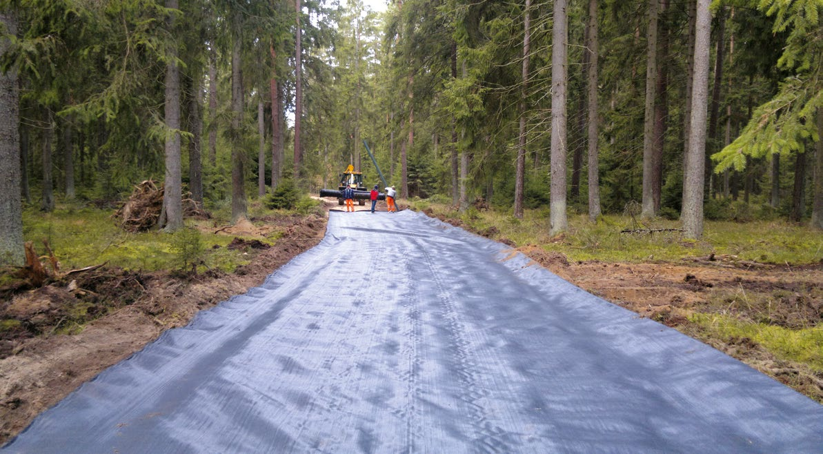 Geosyntetyki GEOPRODUKTY SYNTETYCZNE I NATURALNE Geotkaniny polipropylenowe Geotkaniny wykonane są z tasiemek polipropylenowych o wytrzymałości od 20