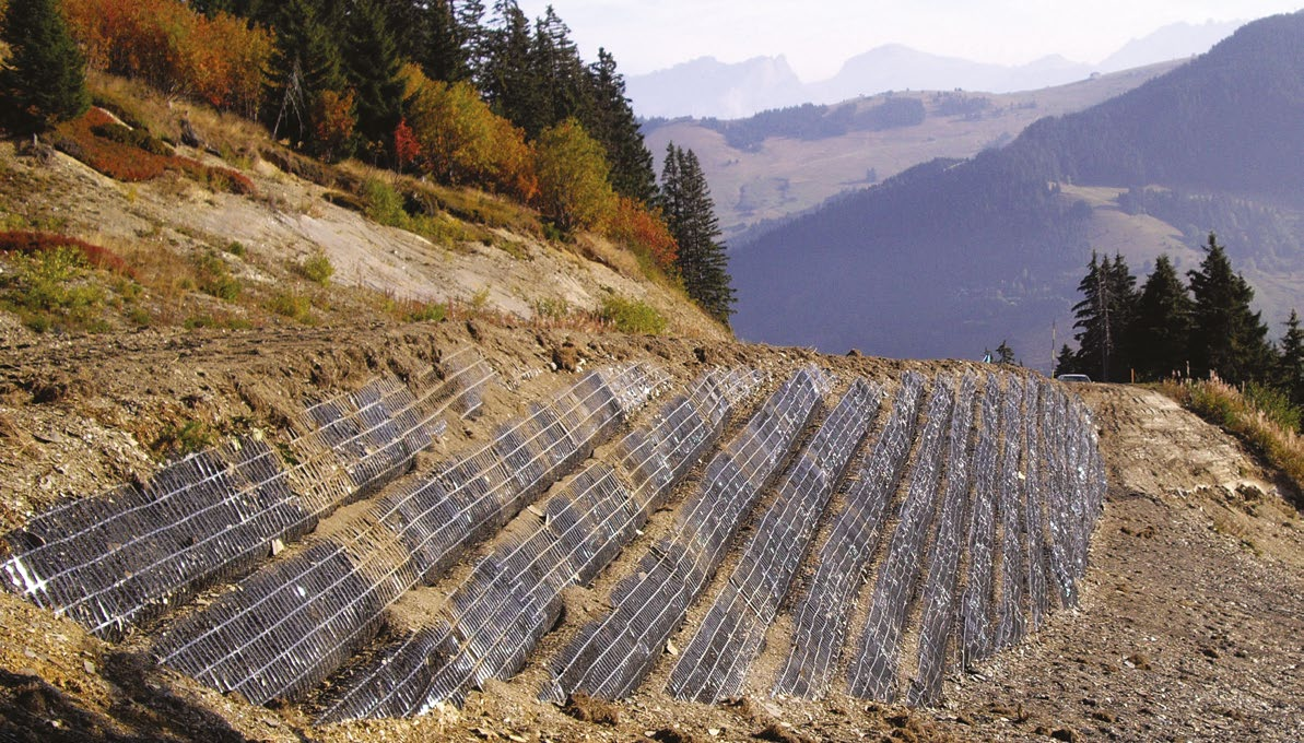 Geosyntetyki GEOPRODUKTY SYNTETYCZNE I NATURALNE Geosiatki do zbrojenia gruntu Geosiatki poliestrowe rozciągane jednokierunkowo doskonale nadają się do