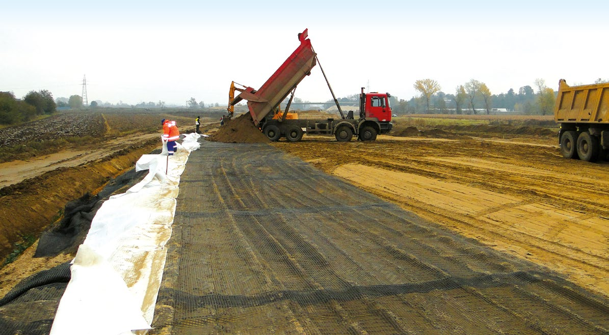 Geosyntetyki GEOPRODUKTY SYNTETYCZNE I NATURALNE Geosiatki poliestrowe Geosiatki wykonane są z wiązek włókien poliestrowych tworzących oczka geosiatki, przeplatanych w węzłach.