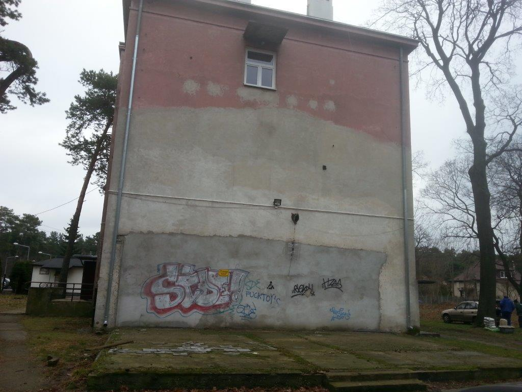 na elewacjach. Balkony i balustrady są proste w formie a na dachu, nad klatką schodową umieszczono taras. Budynek jest jednym z elementów zabudowy letniskowo- mieszkaniowej.