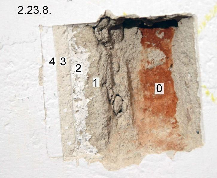 2.23.8. Lokalizacja: Odkrywka wykonana na ścianie wschodniej dawnego refektarza (pomieszczenie 2.23), na lewo od wyjścia północnego z Refektarza (2.23) na krużganek zamkowy.