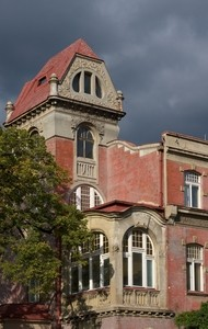 Na parterze znajdowały się pomieszczenia biurowe i kantor, a na piętrze pokoje mieszkalne ozdobione secesyjnymi sztukateriami. 20. Ul. Rewolucji 1905 r.