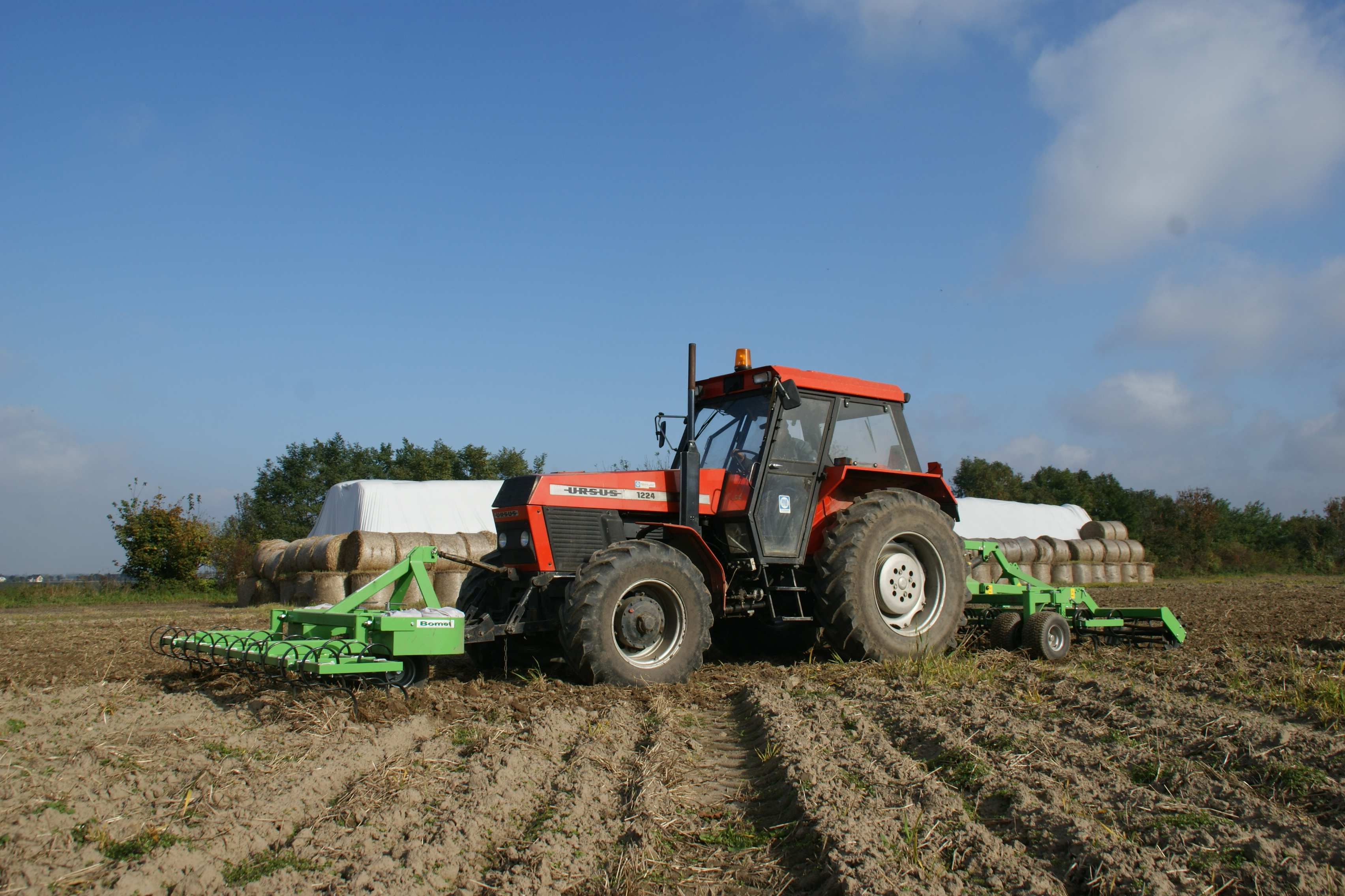 narzędzia przedniego o 150 kg w wyniku dodatkowego obciążenia balastowego zmniejsza obciążenie tylnych kół ciągnika o 50 kg i zwiększa obciążenie kół przednich o 200 kg.