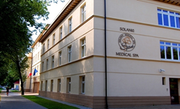 Opis ośrodków Solanki Medical SPA Obiekt posiadający 105 miejsc noclegowych w pokojach: 1-osobowych (13 pokoi), dwuosobowych typu twin (41 pokoi), trzyosobowych (2 pokoje), large (2 pokoje typu