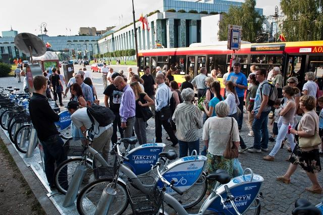 OGÓLNE KRYTERIA WYZNACZANIA LOKALIZACJI Przebieg osi transportowych i ich przecięcia Stan rozwoju sieci dróg rowerowych Zwiększenie dostępności metra