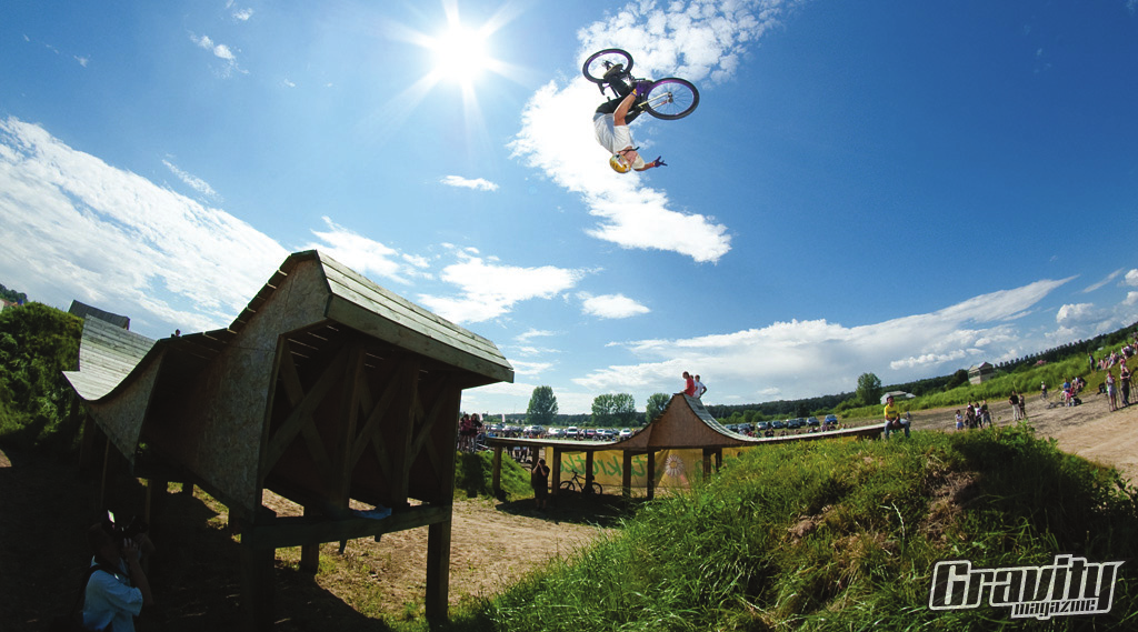 SLOPESTYLE & FREERIDE Slopestyle jest stosunkowo nową odmianą rowerowych sportów adrenalinowych.