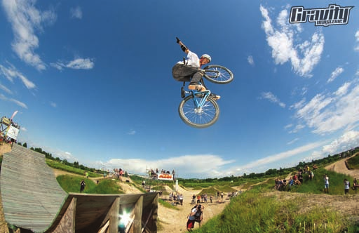 SLOPESTYLE & FREERIDE CHARAKTERYSTYKA TORÓW I WYMOGI TERENOWE Do wybudowania ciekawej trasy Freeride czy Slopestyle niezbędny jest zalesiony obszar lub stok odpowiedniej długości, który po usypaniu