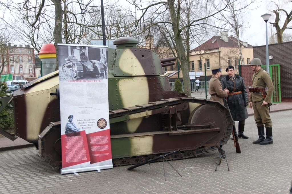 CZOŁG RENAULT FT, POKAZ Broni i UMUNDUROWANIA WP w wykonaniu Stowarzyszenia Historycznego Garnizon Toruń Patronat nad Biegiem Wilczym Tropem 2017 w Starogardzie Gdańskim objęli poseł na Sejm RP Jan