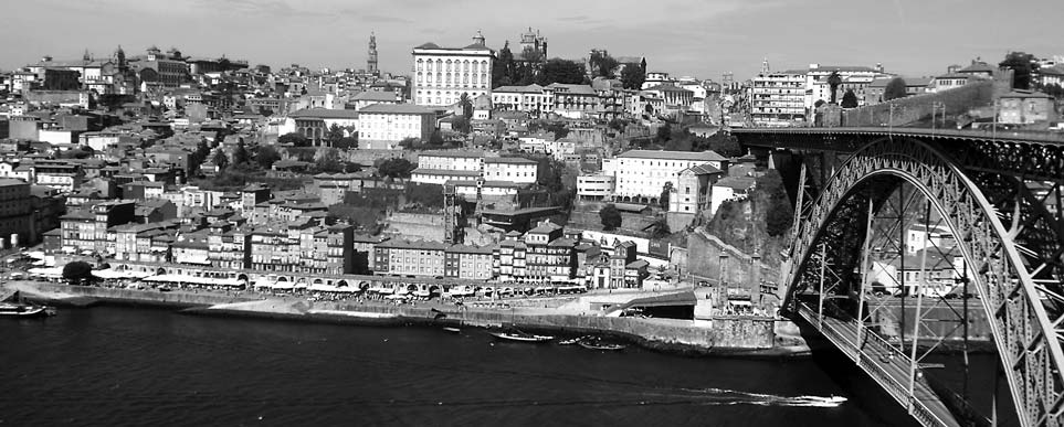 Ryc. 1. Widok na najstarszą część Porto, położoną na prawym brzegu rzeki Douro, fot. D. Kuśnierz-Krupa, 09.2012 Fig. 1. View of the oldest part of Porto, located on the right bank of the river Douro, photo D.