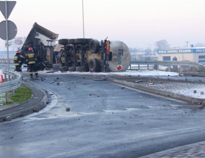 Łączny czas trwania akcji wyniósł: 8 godz. 47 min. Zdjęcia ze zdarzenia przedstawiono poniżej: III. Wydarzenia. 7.. w dniu 7 października roku Komendant Główny Państwowej Straży Pożarnej gen. bryg.