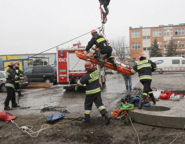 Toruńska ciągnik siodłowy VOLVO z naczepą, przewożący LPG w wyniku niedostosowania prędkości do warunków panujących na drodze staranował wysepkę na rondzie i wypadł z drogi tarasując jej część.