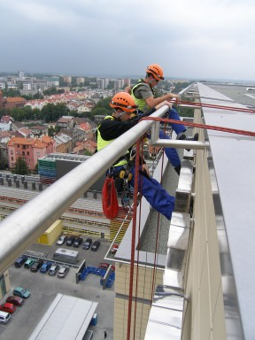 13 przestrzegane są zasady