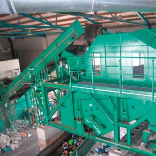 Separator for separation of heavy, solid particles from fl at, light particles 5 System