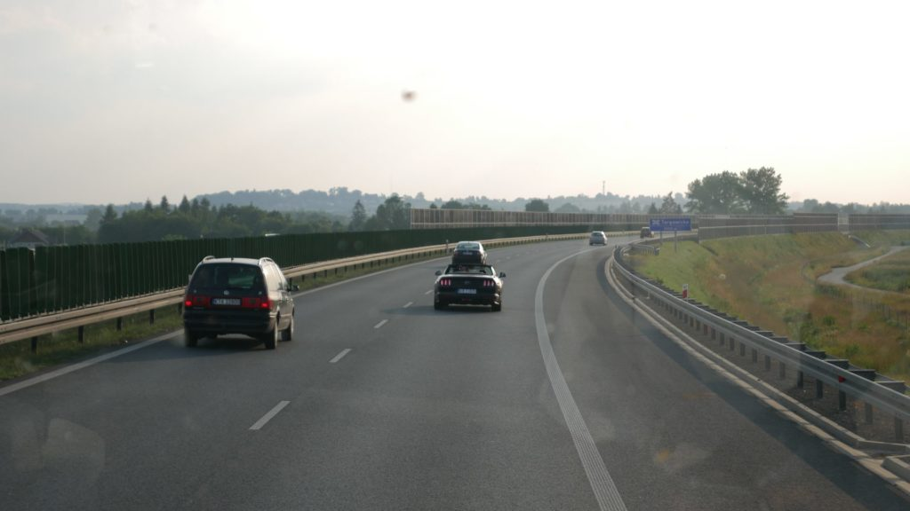 Na horyzoncie coraz więcej chmur, ale my jedziemy w stronę słońca. O 18:25 dojechaliśmy do Brzeska tutaj znów kilku pasażerów wsiadło.