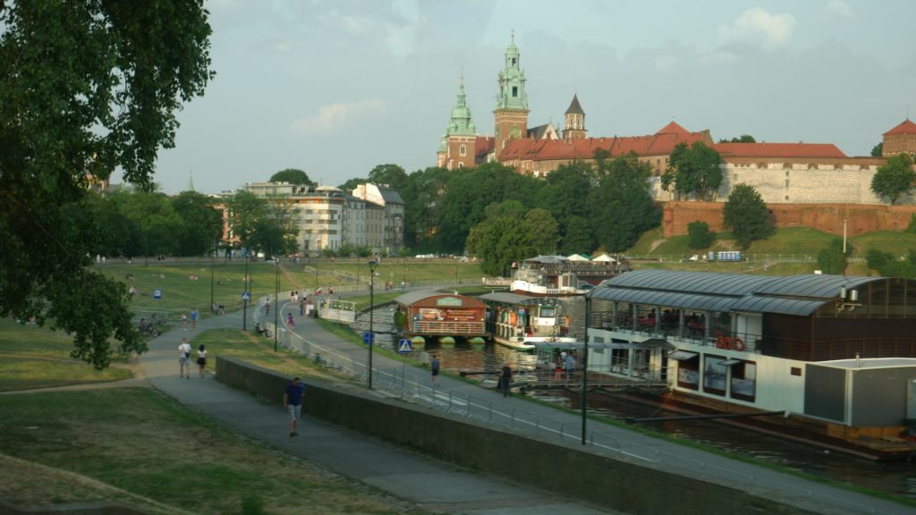 Wawel przywitał nas koło godziny 19:25, a na dworzec MDA