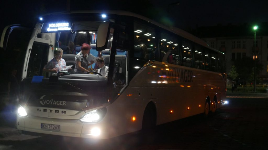 Także tutaj wsiadło kilka osób. Powoli w autobusie wypełniały się prawie wszystkie miejsca. Wyruszyliśmy jak zwykle punktualnie a do następnego przystanku w Łodzi mieliśmy blisko 2 godziny jazdy.