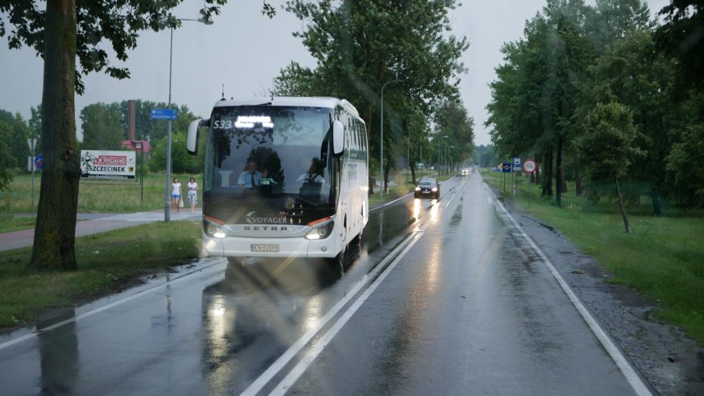 Byli opóźnieni około godziny z powodu korków na drodze.