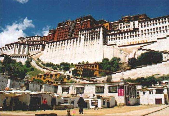 13-10 Dzień 05: Lhasa Całodniowe zwiedzanie Lhasa. Wycieczka do Tybetu nie byłaby kompletna bez obecności w, jakże istotnym, Pałacu Potala.