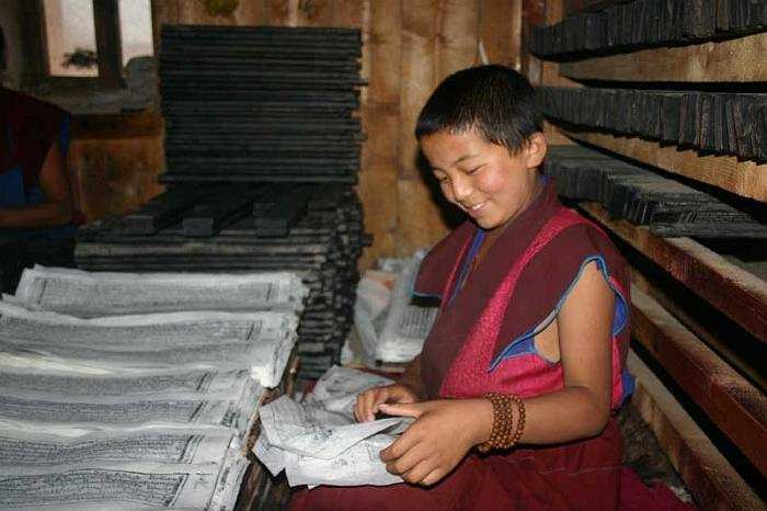 urok i atmosferę dawnego 14-sto wiecznego Tybetu, gdzie mieszkańcy żyją w tradycyjny sposób.