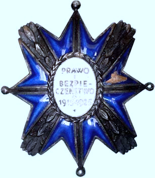 pamiàtkowa odznaka oficerska Centralnej Szko y andarmerii w Grudziàdzu, dwucz Êciowa, wykonana z blachy srebrnej (na odwrocie punce), blacha pokryta emalià czerwonà i