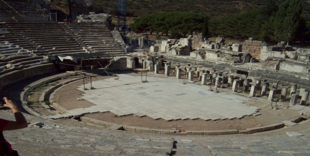 Badacze zwracają uwagę na fakt, iż Efez znany był w starożytności jako jeden z najstarszych i największych ośrodków kultu bogini Matki.
