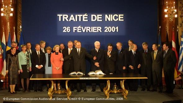 S T R. 8 DWIE KOLEJNE REWIZJE: AMSTERDAM I NICEA Traktat amsterdamski został podpisany 2 października 1997 r. a wszedł w życie 1 maja 1999 r.