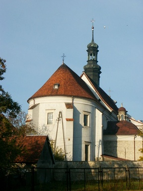 Jana Nepomucena, od południa Pana Jezusa (dawniej św. Anny). Ołtarze boczne pochodzą z połowy XVII w. Obraz Matki Boskiej Mirowskiej jest najcenniejszym spośród wszystkich w kościele.