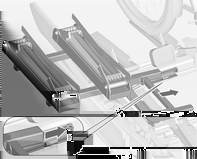Schowki 77 Zamocowanie przystawki W przypadku przewożenia więcej niż dwóch rowerów, przystawkę trzeba zamontować przed zamocowaniem