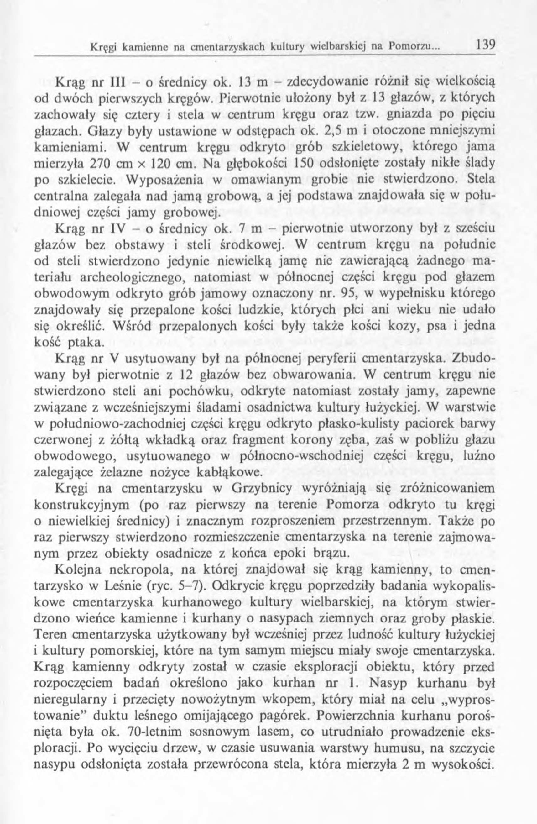 Krąg nr III - o średnicy ok. 13 m - /decydowanie różni! się wielkością od dwóch pierwszych kręgów. Pierwotnie ułożony był z 13 głazów, z których zachowały się cztery i stela w centrum kręgu oraz tzw.