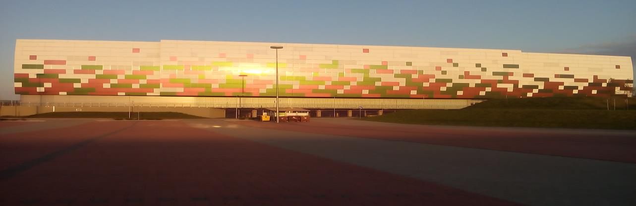 Tuż obok znajduje się stadion lekkoatletyczny, boisko i bieżnia.