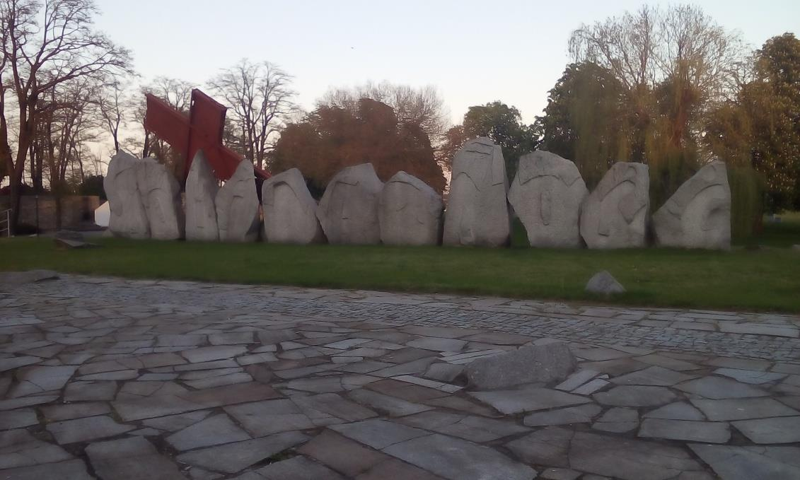 Obok małego kościoła jest także pomnik Solidarność.