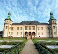 3. pałac Biskupów Krakowskich w Kielcach Aby poznać atmosferę dawnych Kielc należy wybrać się do Pałacu Biskupów Krakowskich, który wzniesiony został w połowie XVII wieku.