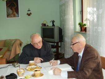 W 2004 r. już od 63 lat dzwonów nie było w Górze. Profesor rozpoczął poszukiwania od spotkań z emerytowanym proboszczem kościoła św. Barbary w Górze, poznawał historię kaplicy św.