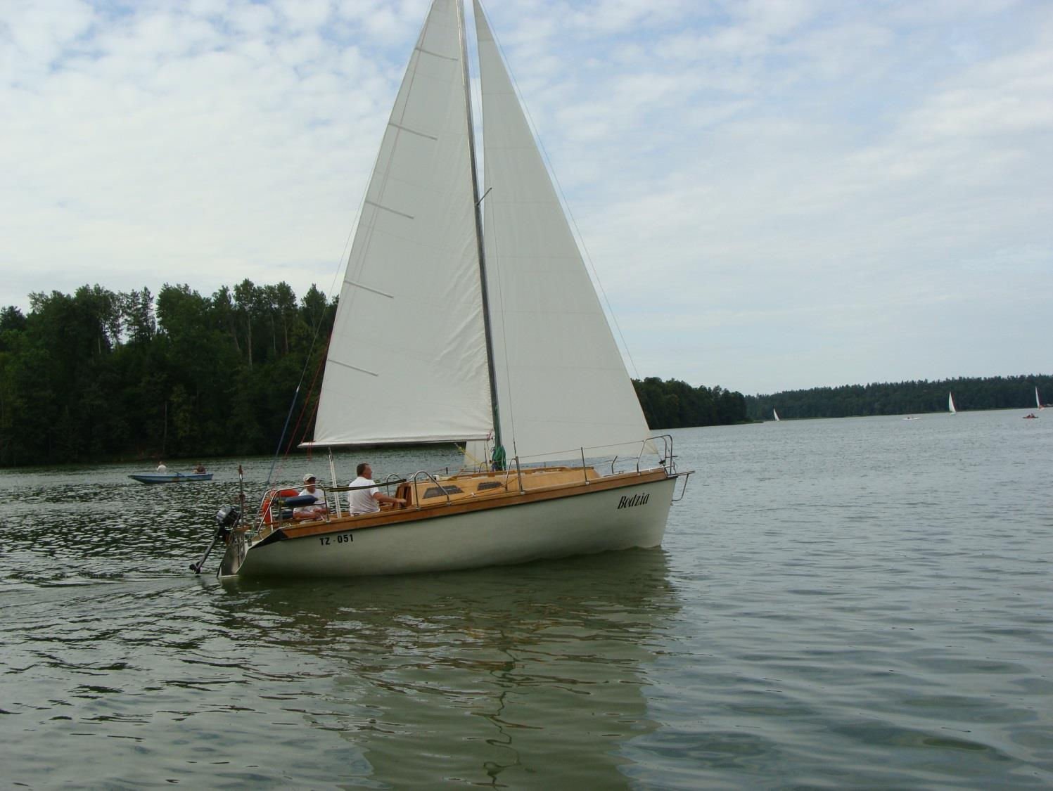 Parada pod żaglami na jeziorze Bełdany w