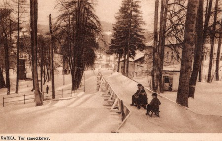 Historia Uzdrowiska cz. IV 10 czerwca 1947 roku zostaje otwarte pierwsze sanatorium obserwacyjne Zespołu w willi Wiosna, a 20 czerwca kolejne w budynku Oficerskiego Domu Wypoczynkowego.