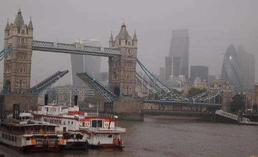 mgły i wspaniały most Tower Bridge, który jak by