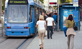 (= zu dem) Marienplatz (= zu der) Bus-Haltestelle (=