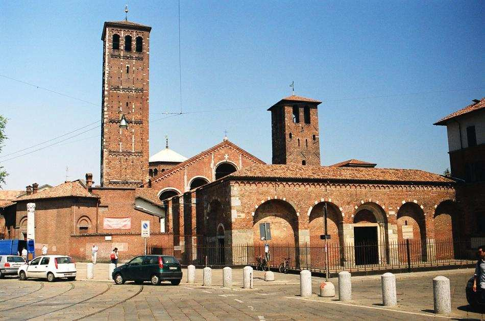 Wzniesiona między 379 a 386 r. z woli biskupa Mediolanu, św. Ambrożego, została zbudowana w dzielnicy, w której byli pochowani chrześcijanie zamordowani w czasie prześladowań rzymskich.
