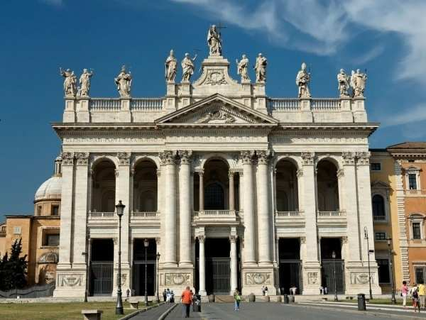 Bazylika św. Jana na Lateranie, czyli katedra Biskupa Rzymu, powstała tuż po nawróceniu Konstantyna Wielkiego na chrześcijaństwo.