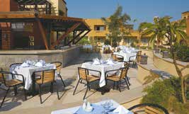 Restauracja główna La Palma (bufety) z widokiem na basen i morze, restauracja włoska Casa Mia (raz w tygodniu wieczór beduiński i raz kolacja z darów morza przy muzyce na żywo, kącik orientalny z