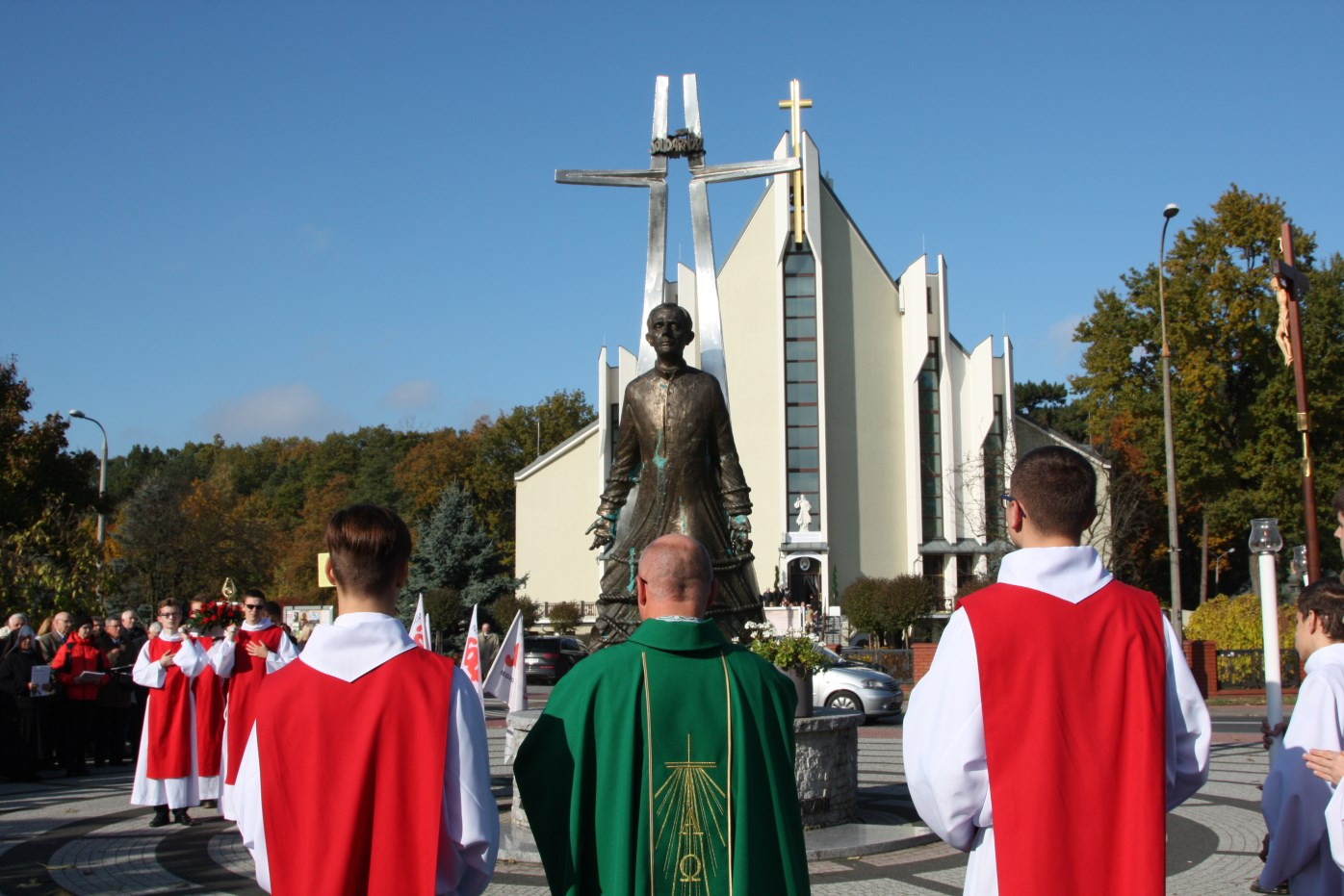 Tam, po wspólnej modlitwie, poprowadzonej przez ks.. prob. Krzysztofa Krakowiaka, zostały złożone wiązanki kwiatów. W uroczystości uczestniczyły poczty sztandarowe NSZZ Solidarność oraz I LO im. Ks.