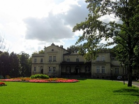 Boskiej Bolesnej i Ecce Homo. Nad rokokową chrzcielnicą wisi obraz Koronacja NMP, malowany na drewnie w połowie XVIII w., reprezentujący tzw. szkołę malarzy wielkopolskich.