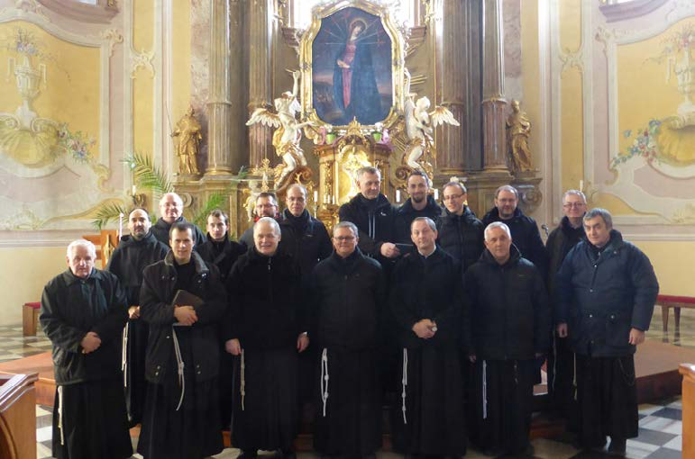 KONFERENCJE / FEDERACJE [CEO] 41 Jako pierwszy wystąpił fr. Józef Sukeník, który w swoim wykładzie przedstawił historyczny kontekst węgierskich franciszkanów w okresie zakładania klasztoru w Radzie.