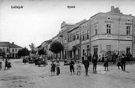 v. Ryc. 3. Rynek w Sieniawie w 1 połowie XX wieku, fot. [w:] Archiwum KHAUiSzP WA PK, s.v. Fig. 3. Market square in Sieniawa in the 1 st half of the 20 th century, photo [in:] Archive of KHAUiSzP WA PK, s.